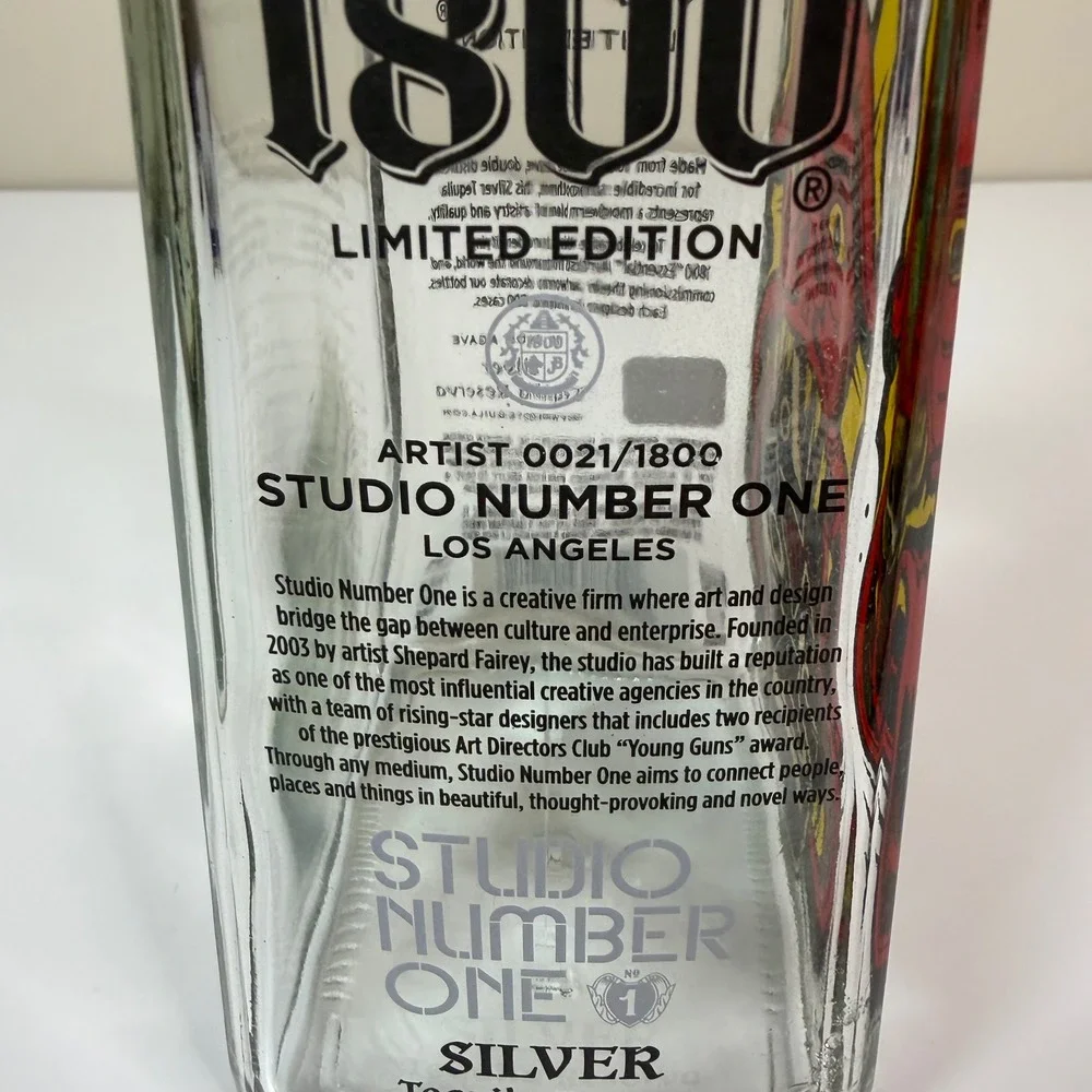 1800 Essential Silver Tequila Bottle Limited Edition Studio Glass Decanter‎